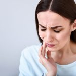 چگونه درد سوراخ یا پوسیدگی در دندان خود را مدیریت کنیم؟